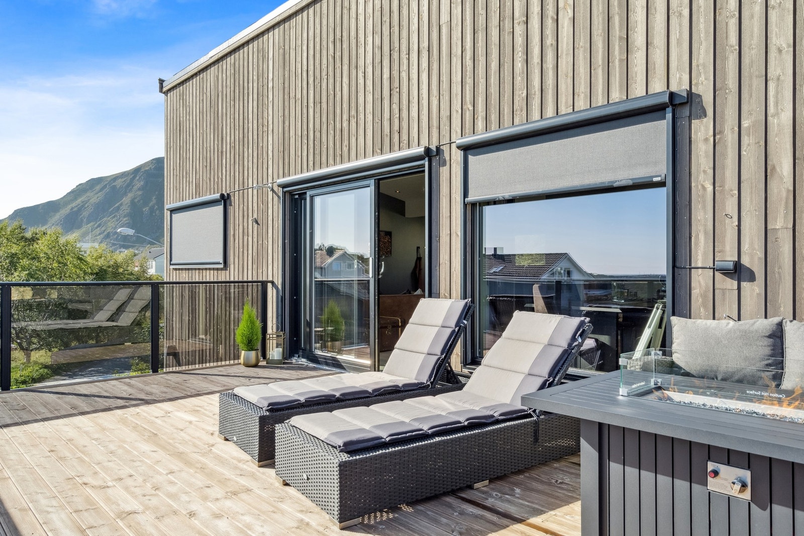 Romslig balkong med utgang fra stuen i 2. etasje, med plass til både utemøbler og grill. Galleribilde