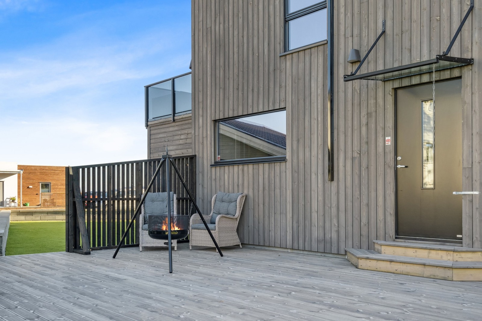 Her er det bygd platting med utgang fra gangen i 1. etasjen. Galleribilde