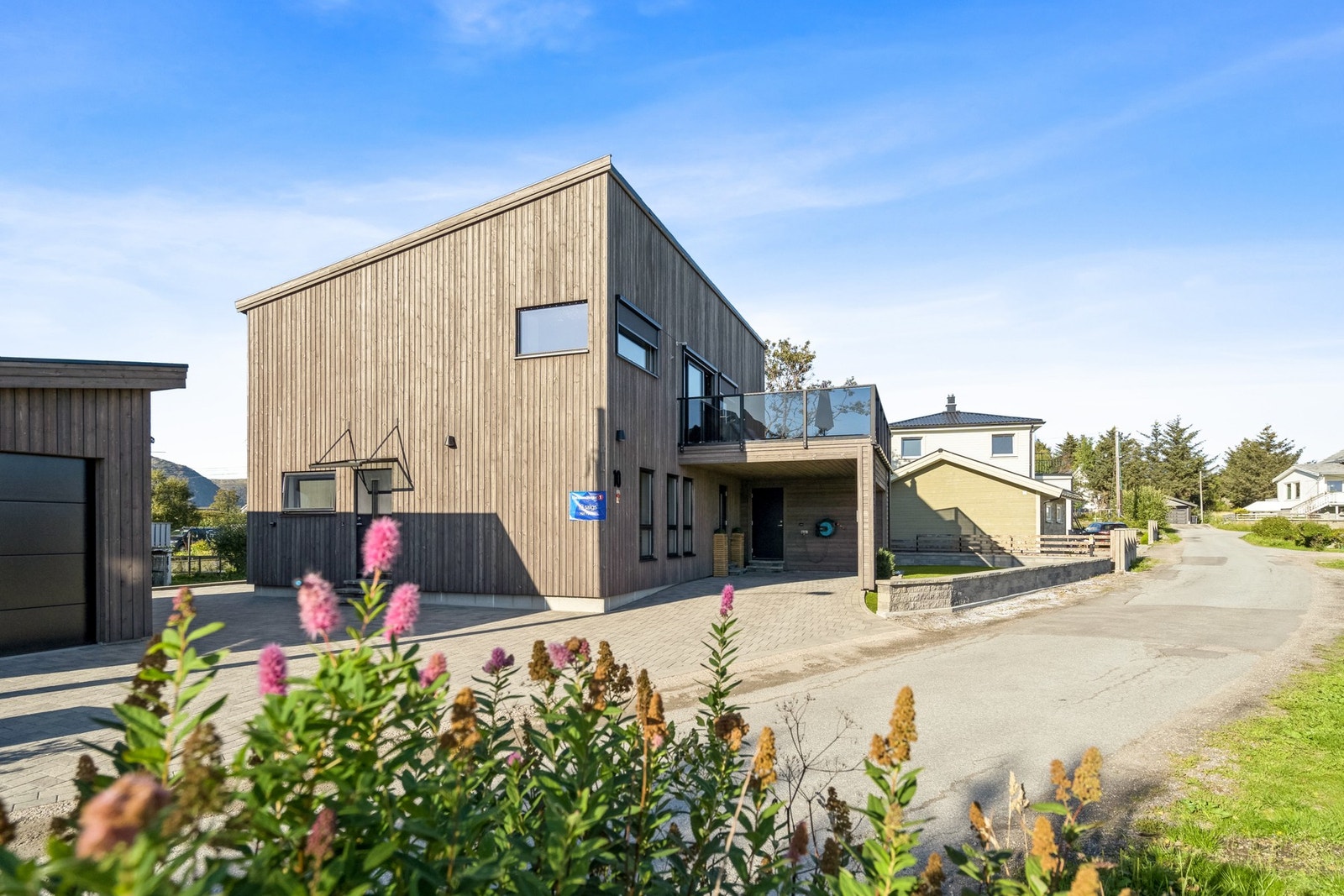 Eiendommens tomt er pent opparbeidet med blant annet kunstgress og brosteinsbelagt gårdsplass. Galleribilde