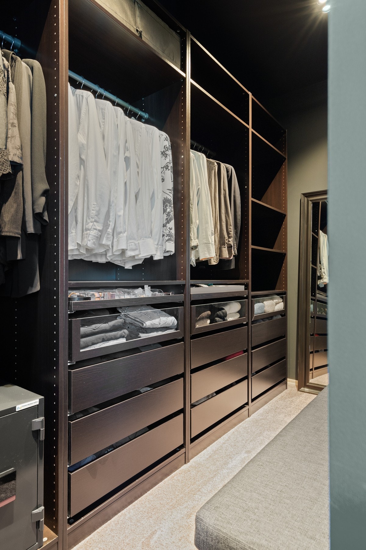 Garderoben som er bak sengen er innredet med praktiske løsninger, og et stilrent uttrykk. Galleribilde