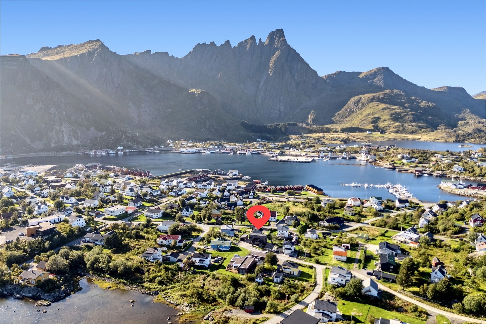 Velkommen til Ole Bergs vei 10 - Presentert av EiendomsMegler1 Lofoten. Foto: EFKT. Galleribilde