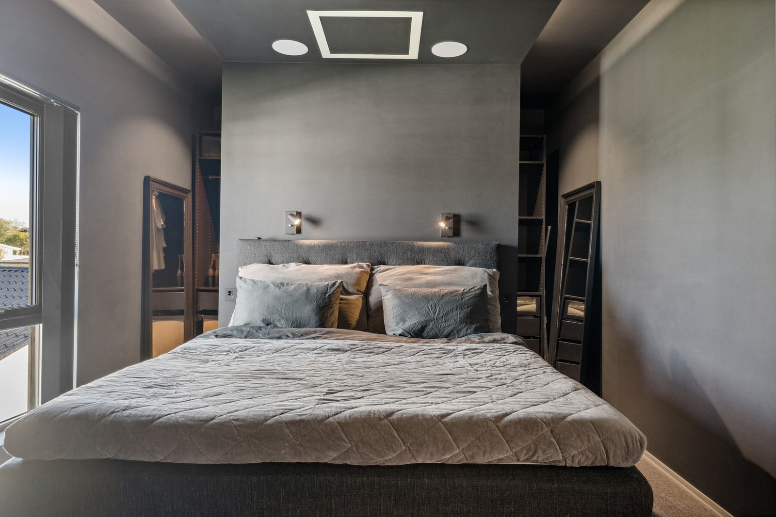 På soverommet i 2. etasje er sengen midstilt med tilgang til garderoben bak fra begge sidene. Galleribilde