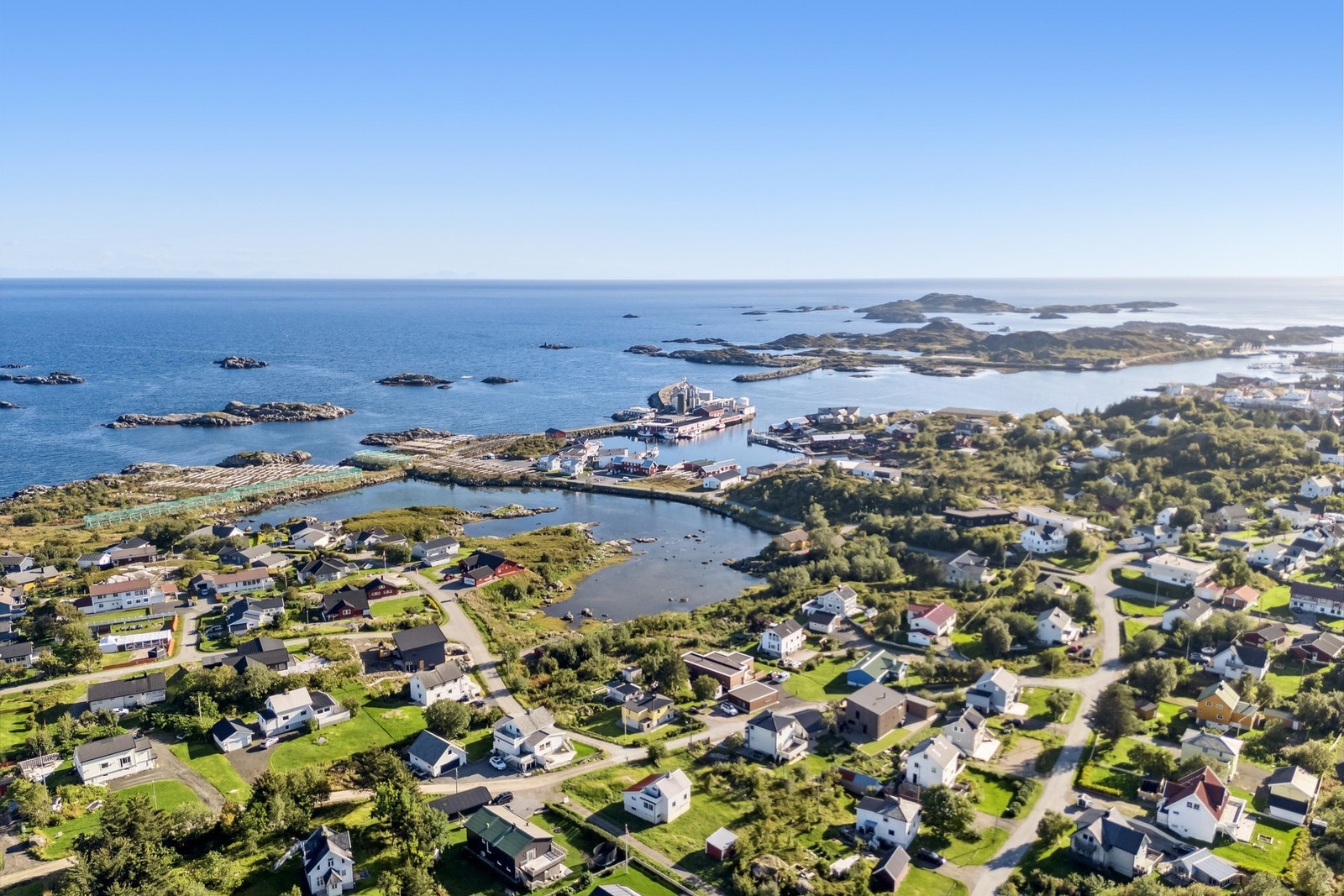 De gode fiskefeltene ligger rett ut av stedet og kan by på spennende fiske av forskjellig slag. Du kan låne båt eller dra ut med kyndige skippere om du ønsker. Galleribilde