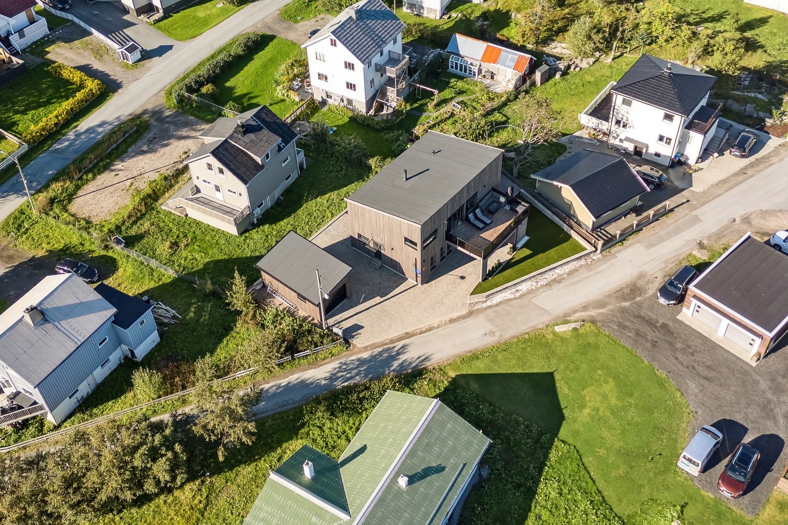 Sentral beliggenhet på Ballstadøya, med svært gode solforhold. Galleribilde