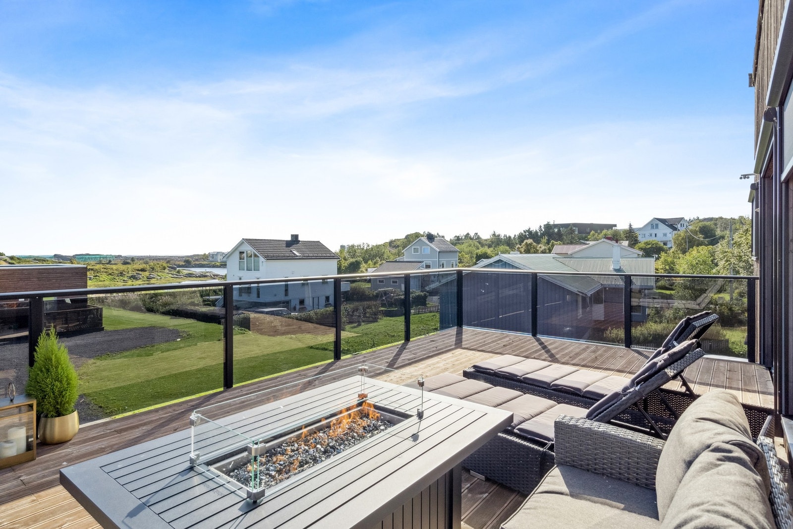 Eiendommen byr på nydelige uteområder! Det er blant annet balkong i 2. etasje med flott utsikt mot storhavet! Galleribilde