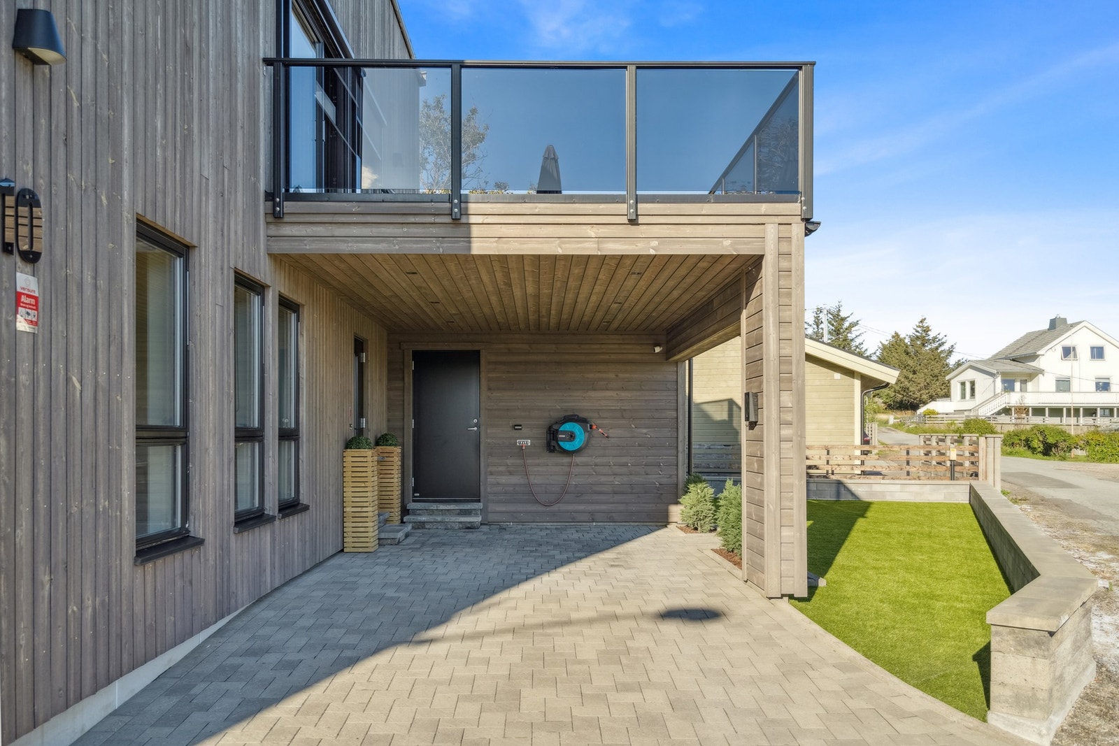 Fra carporten kommer man inn i en utvendig bod (rett fram) og hovedinngangen til hoveddelen (til venstre). Galleribilde