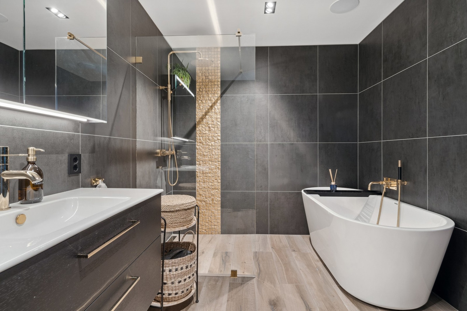 Hovedsoverommet har eget en-suite baderom! Badet byr på en herlig følelse av et hjemmespa, med regndusj og badekar. Galleribilde