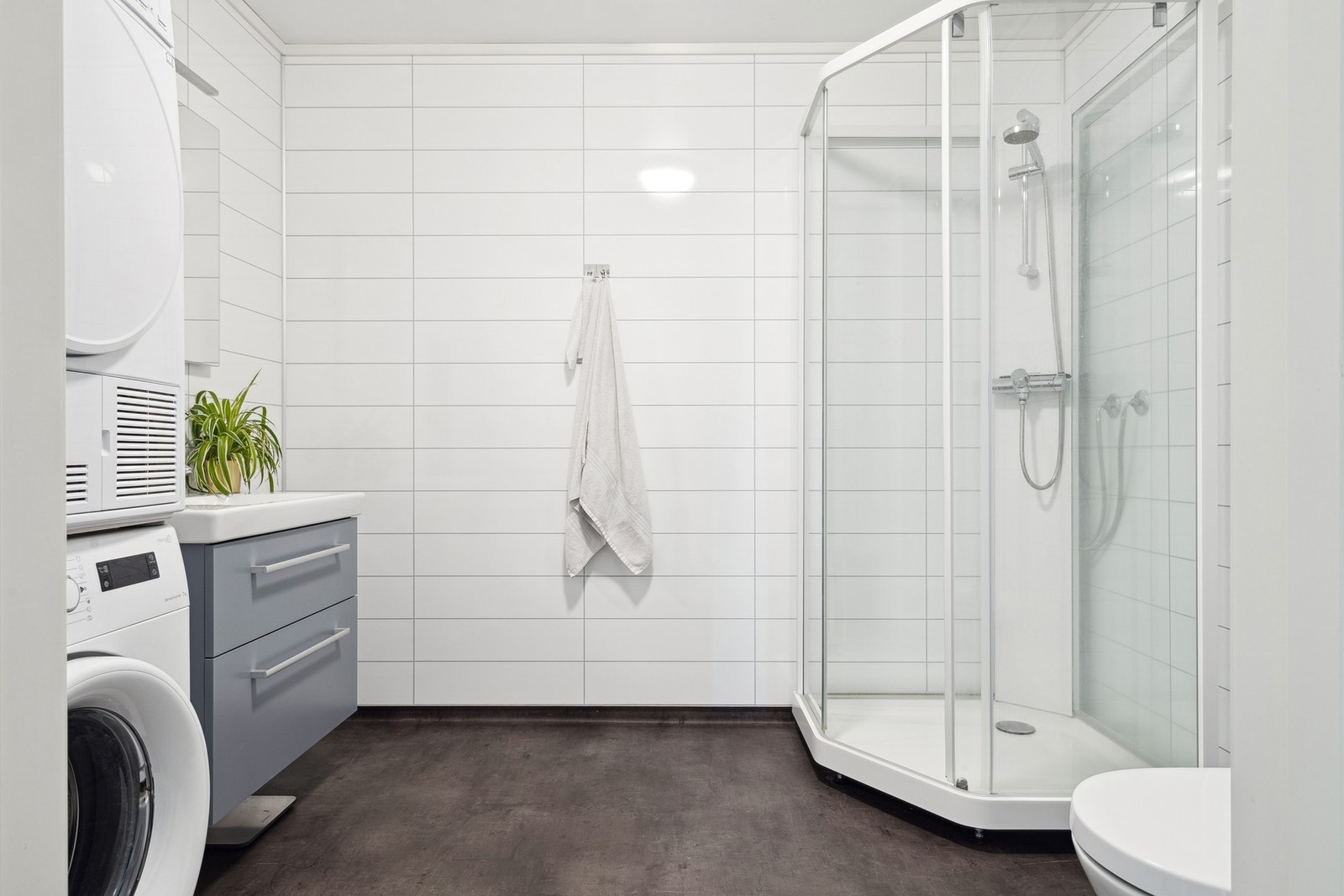 Hybel: Bad med servant, toalett, dusjkabinett og opplegg for vaskemaskin. Galleribilde