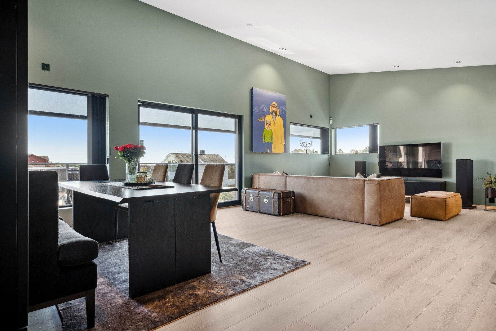 Med trapp opp fra boligens hall, får man tilgang på åpen stue- og kjøkkenløsning, bod og soverom med en-suite baderom og en stor uteplass. Galleribilde