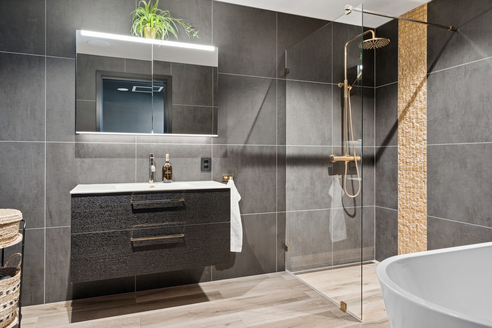 Bad med gjennomgående detaljer. Lagringsplass i skuffer, lys fra spotter, lysrør i tak og lysrør på speilet. Galleribilde