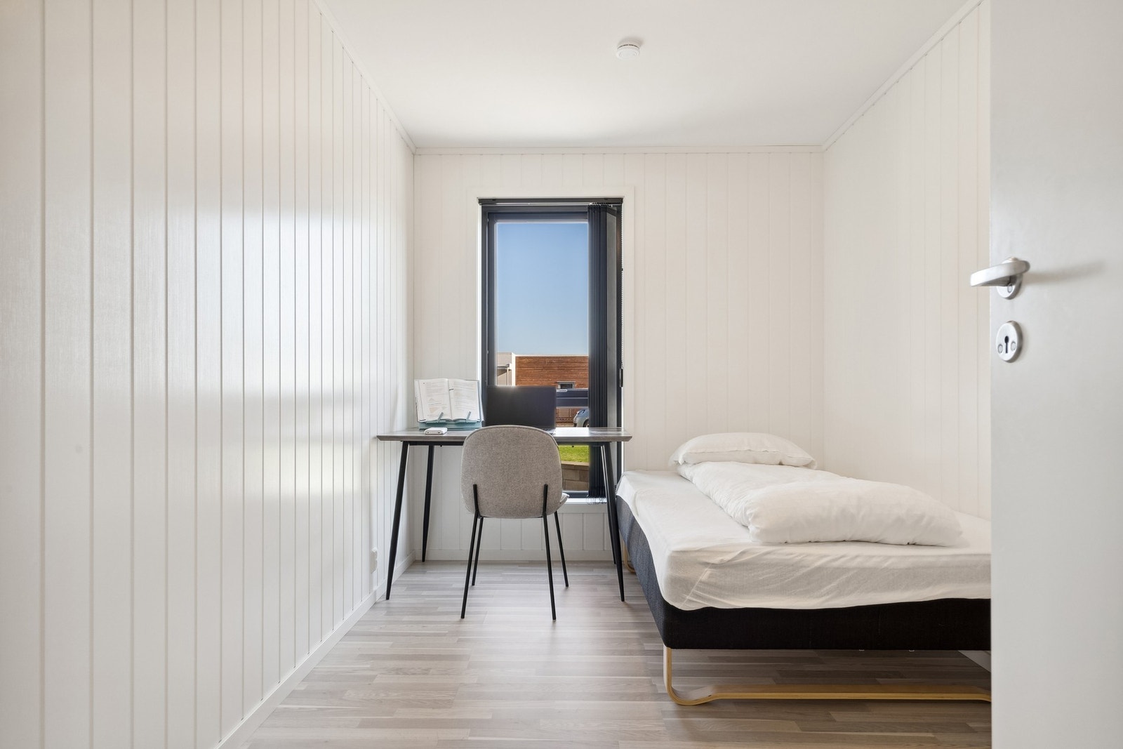 Hybel: Det er to soverom her. Enten man leier ut rommene eller benytter det som en del av huset. Galleribilde