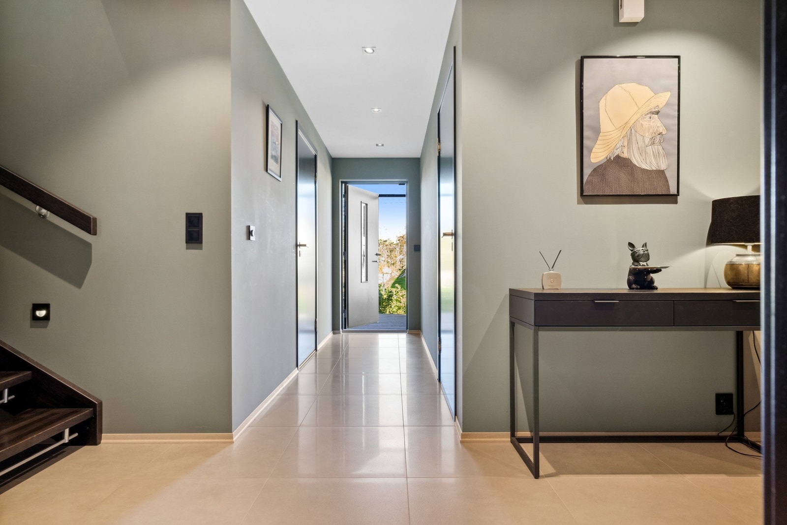 Hoveddel: Boligen holder en gjennomgående god og gjennomført standard, og det er i hallen rikelig med oppbevaringsplass i skyvedørsgarderobe. Galleribilde