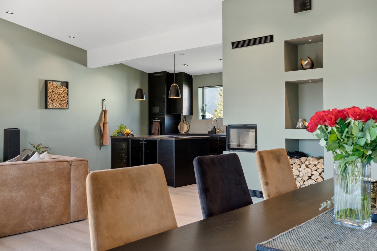 Godt med plass for spisegruppe litt fratrukket sofakroken. Etasjen er innredet med duse og behagelige overflater, noe som skaper en flott atmosfære over rommet. Galleribilde