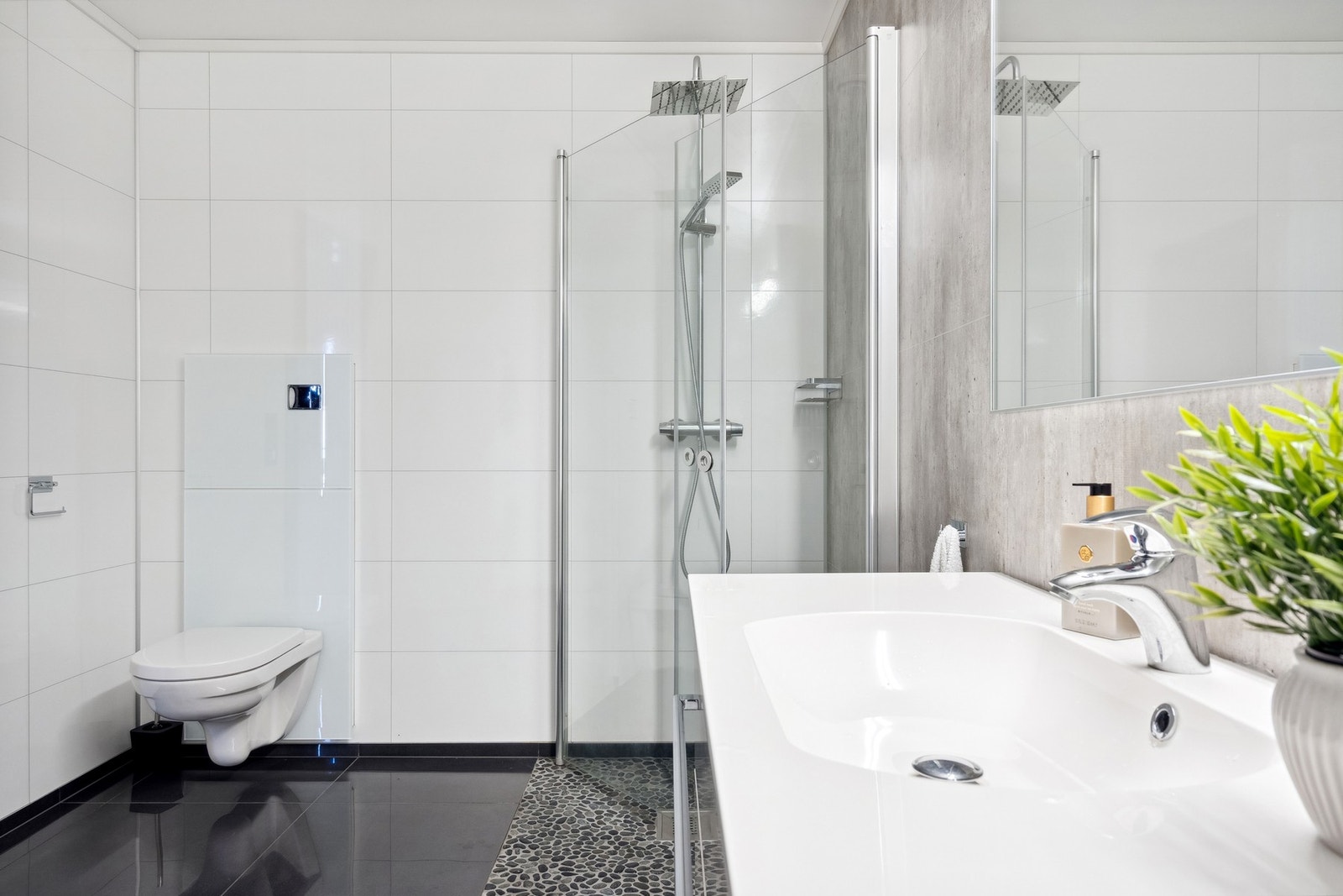 Hoveddel: Bad med flislagt gulv. Galleribilde