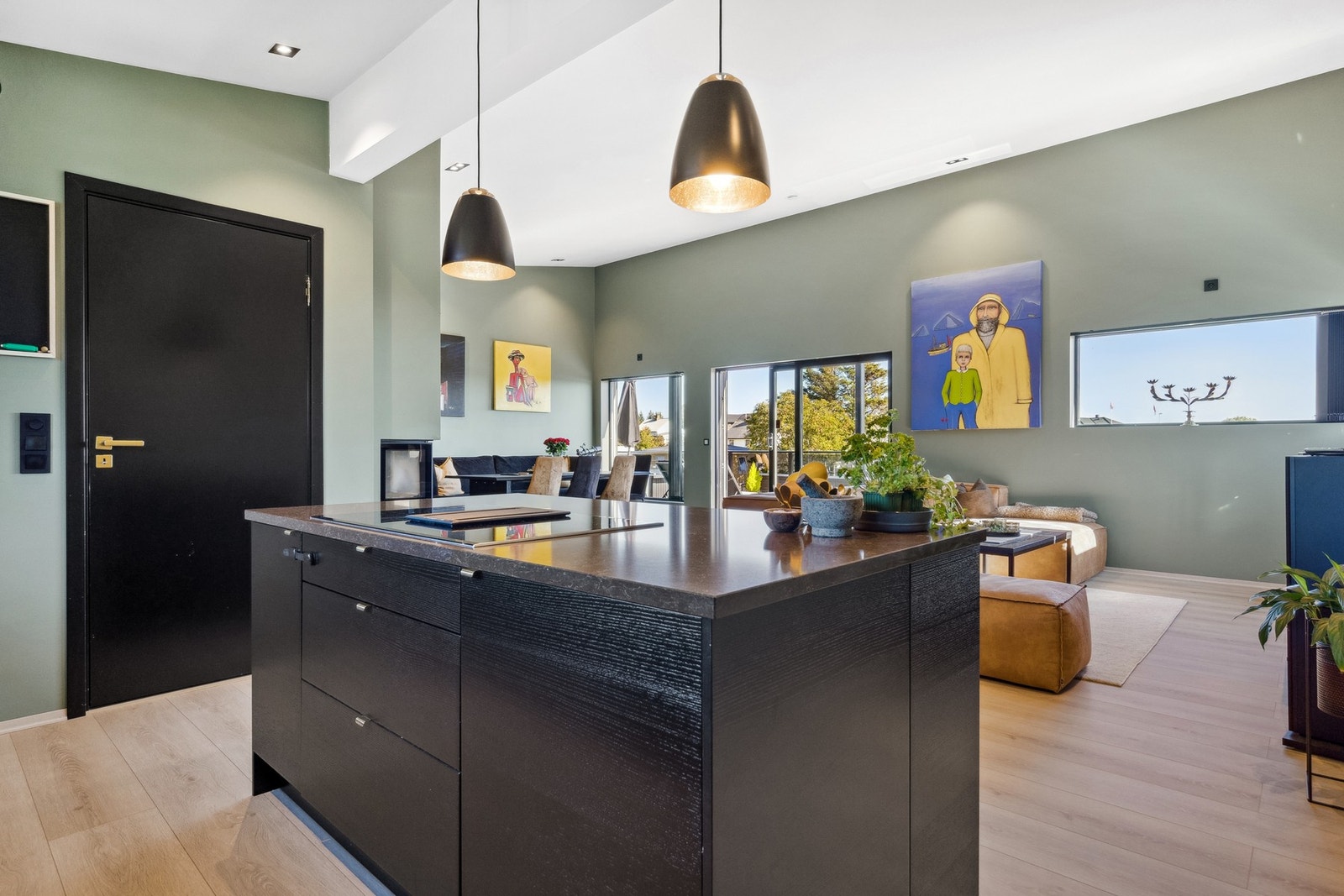 Lekker enebolig over to plan, med innholdsrik planløsning. Det er blant annet 2 innredede hybler i 1. etasje, og en åpen løsning i hovedetasjen Galleribilde