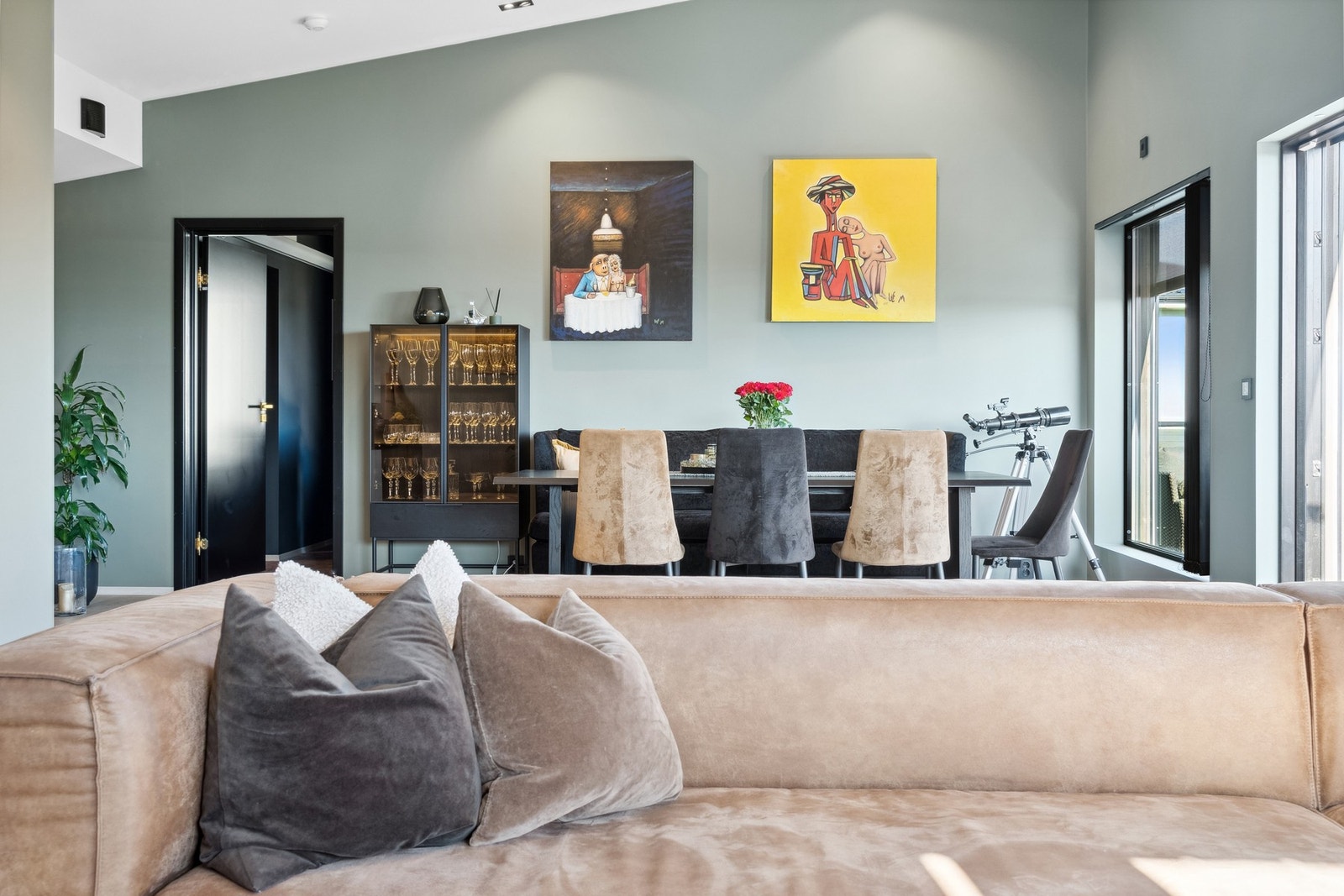 Stuen og kjøkkenet er av god størrelse og gir rom for møblering, i ulike soner. Galleribilde