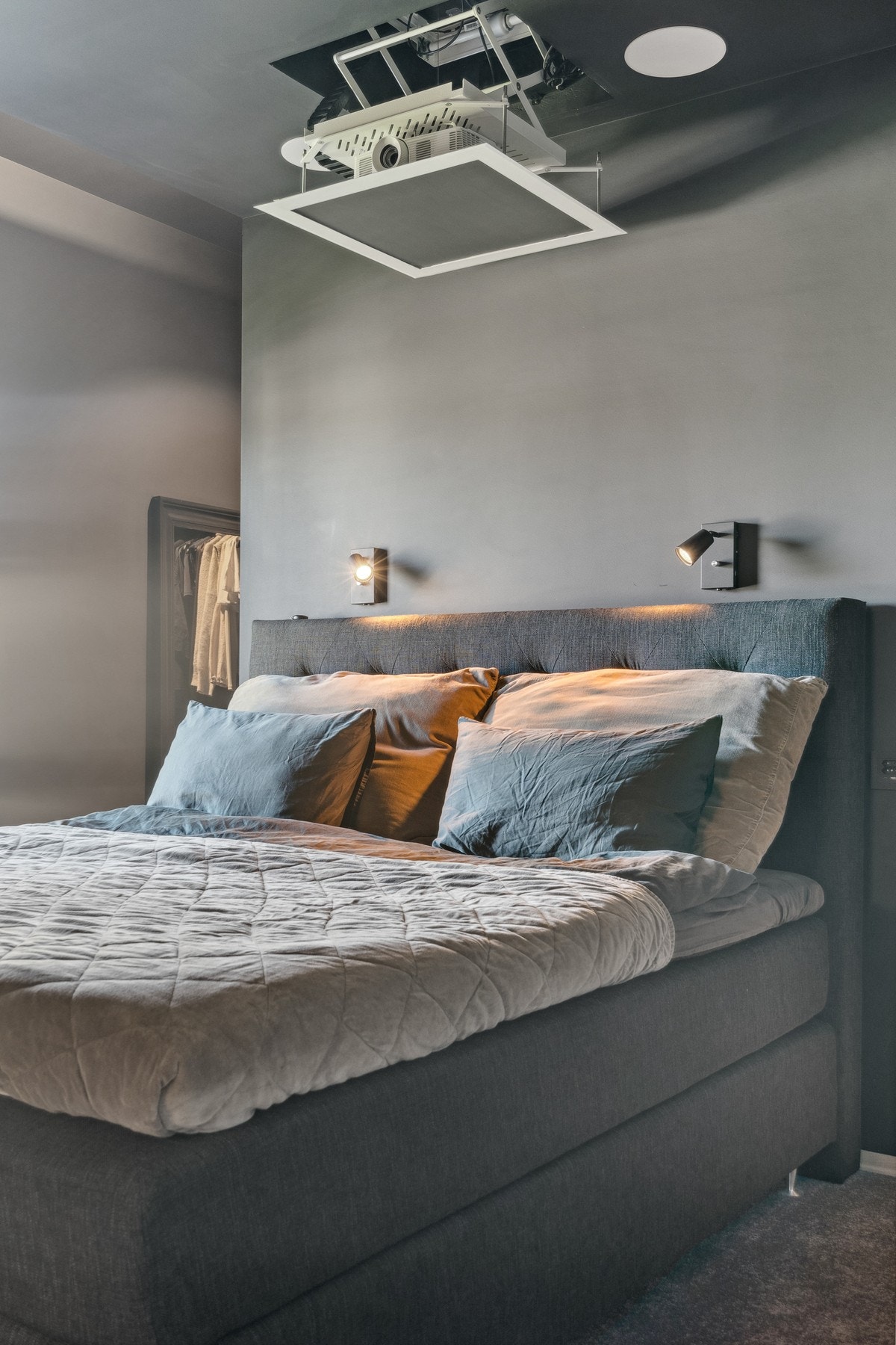 Over sengen er det installert en projektor i taket. Galleribilde
