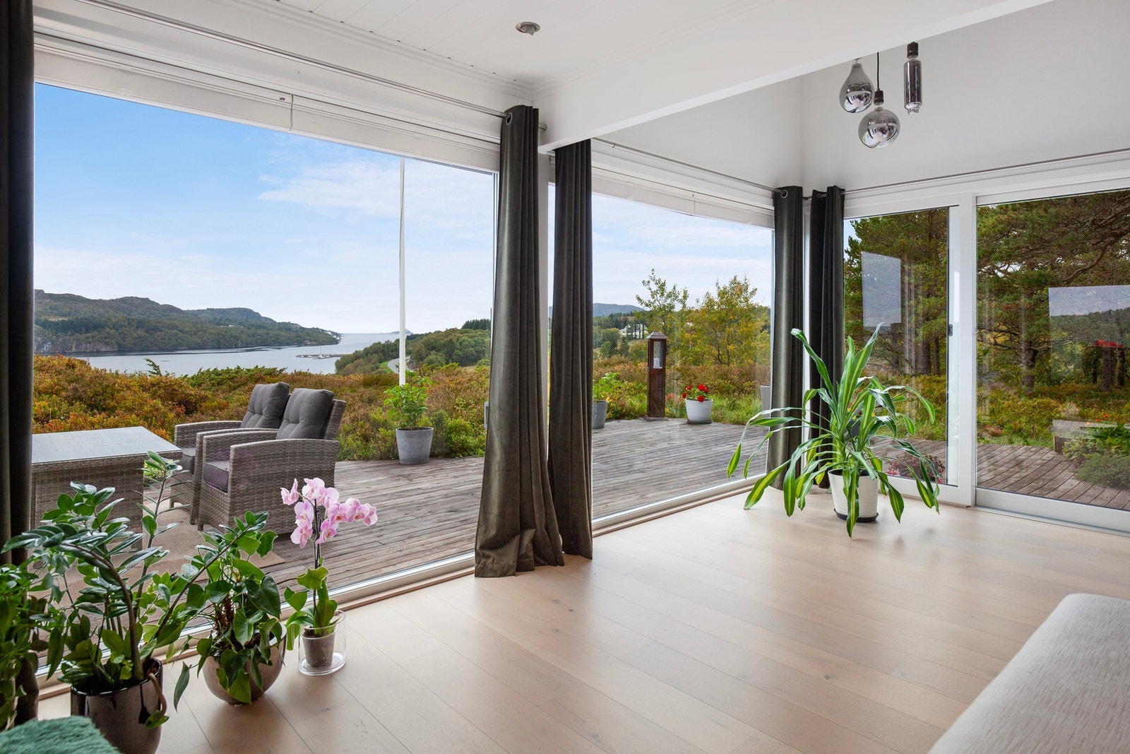 Store vindusflater som slipper inn rikelig med naturlig lys fra flere kanter og som byr på en formidabel utsikt. Galleribilde