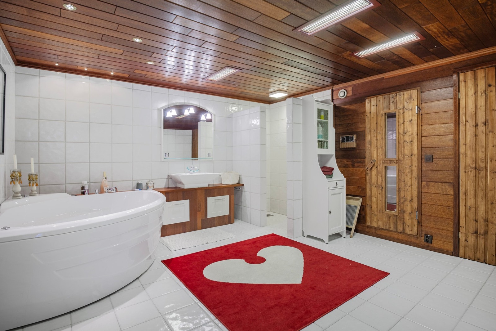 Stort bad i 1.etasjen på hele 17m² med badekar, innredning med servant på vegg, dusjnisje med garnityr på vegg og badstue. Galleribilde