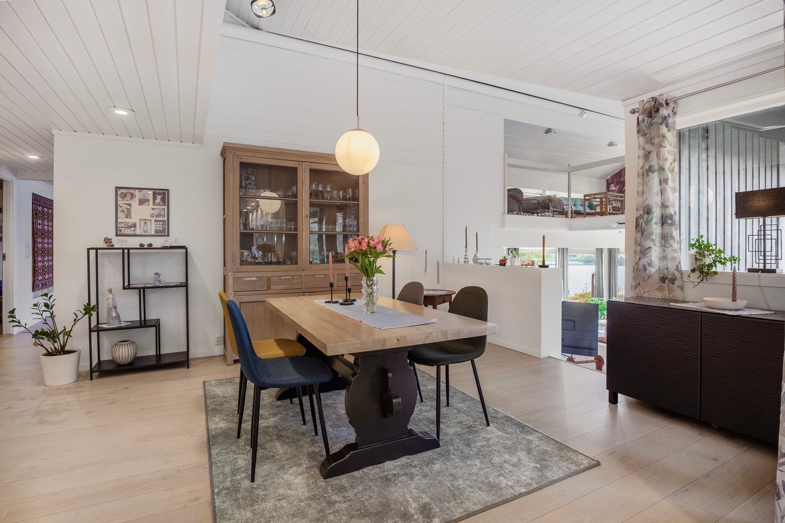 Boligen har en gjennomgående høy standard med gjennomtenkte og smarte løsninger. Galleribilde