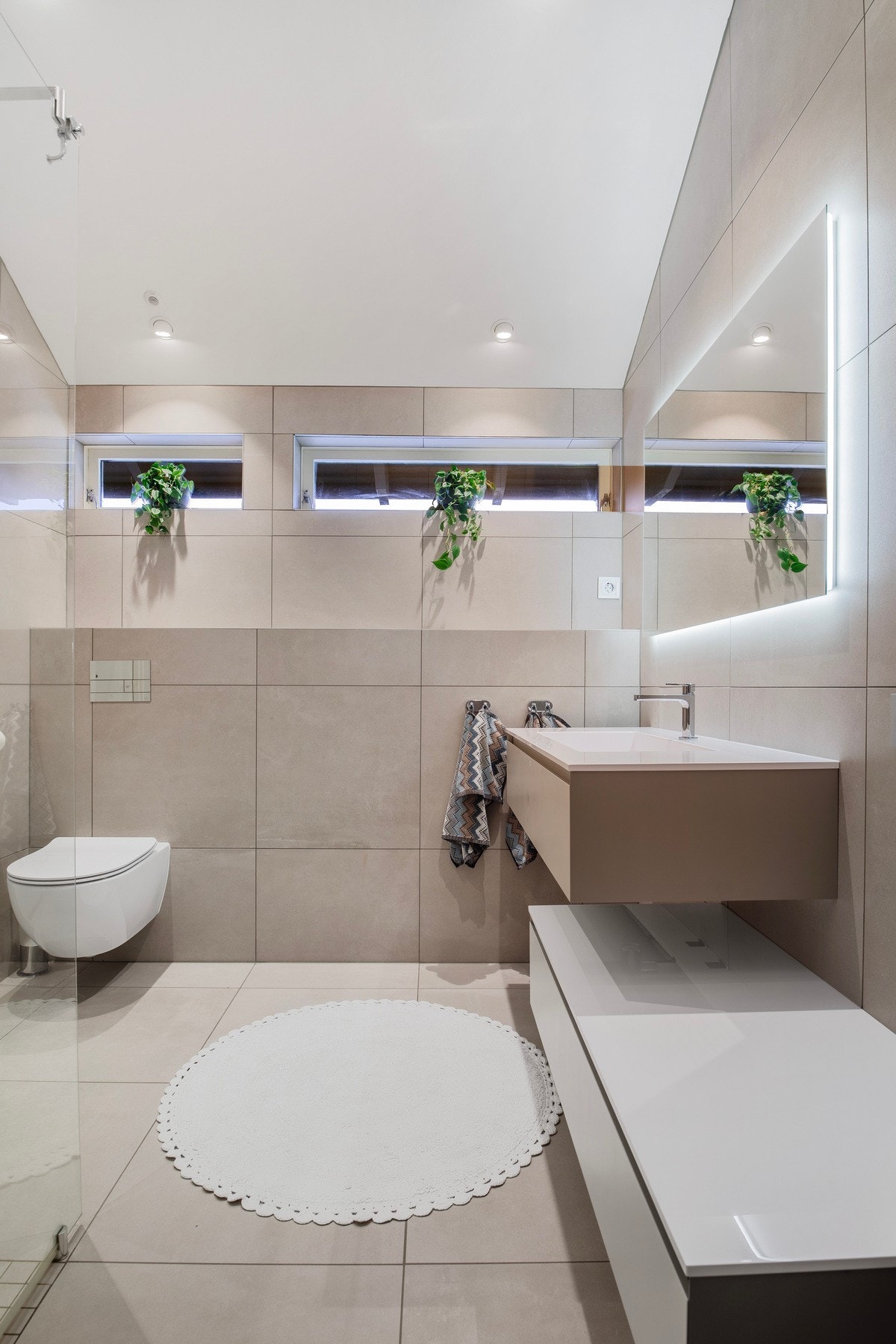 Lyst, lekkert og romslig hovedbad på ca. 7m². Galleribilde