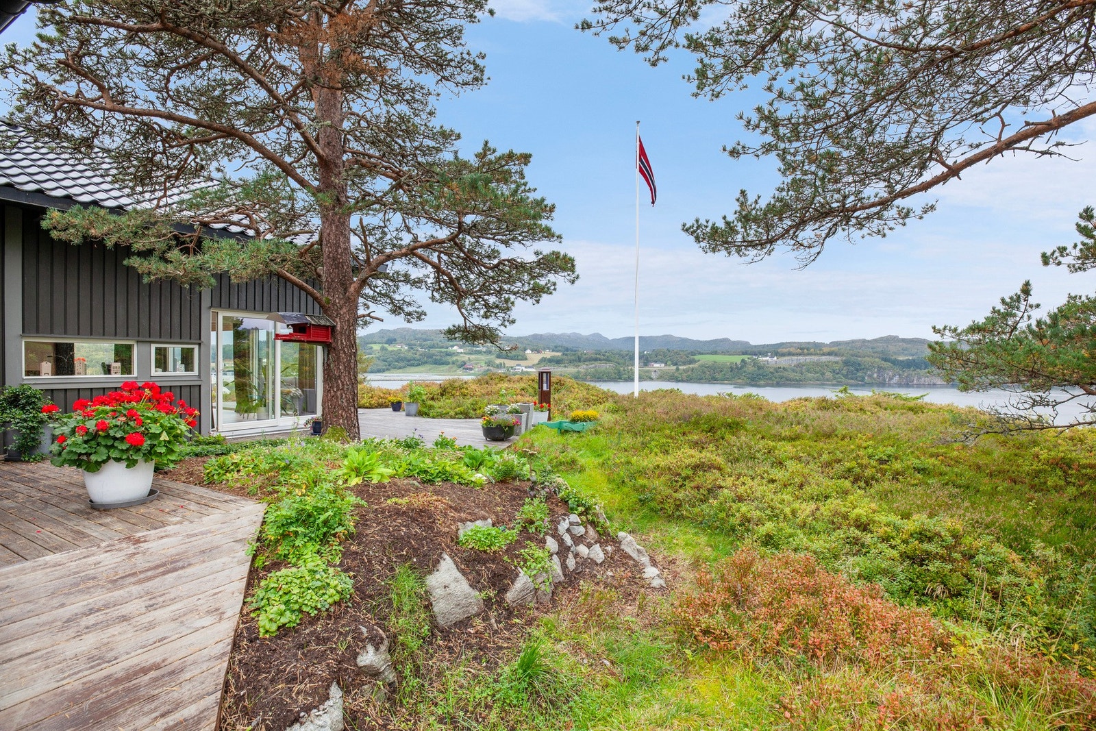 Store deler av tomten fremstår som naturtomt. Galleribilde