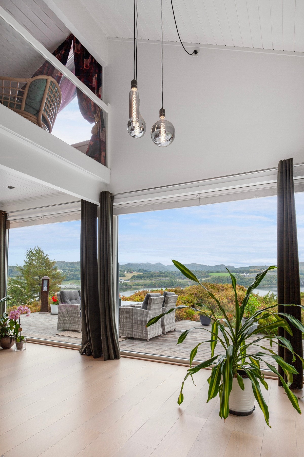 Stor takhøyde i deler av stuen. Galleribilde