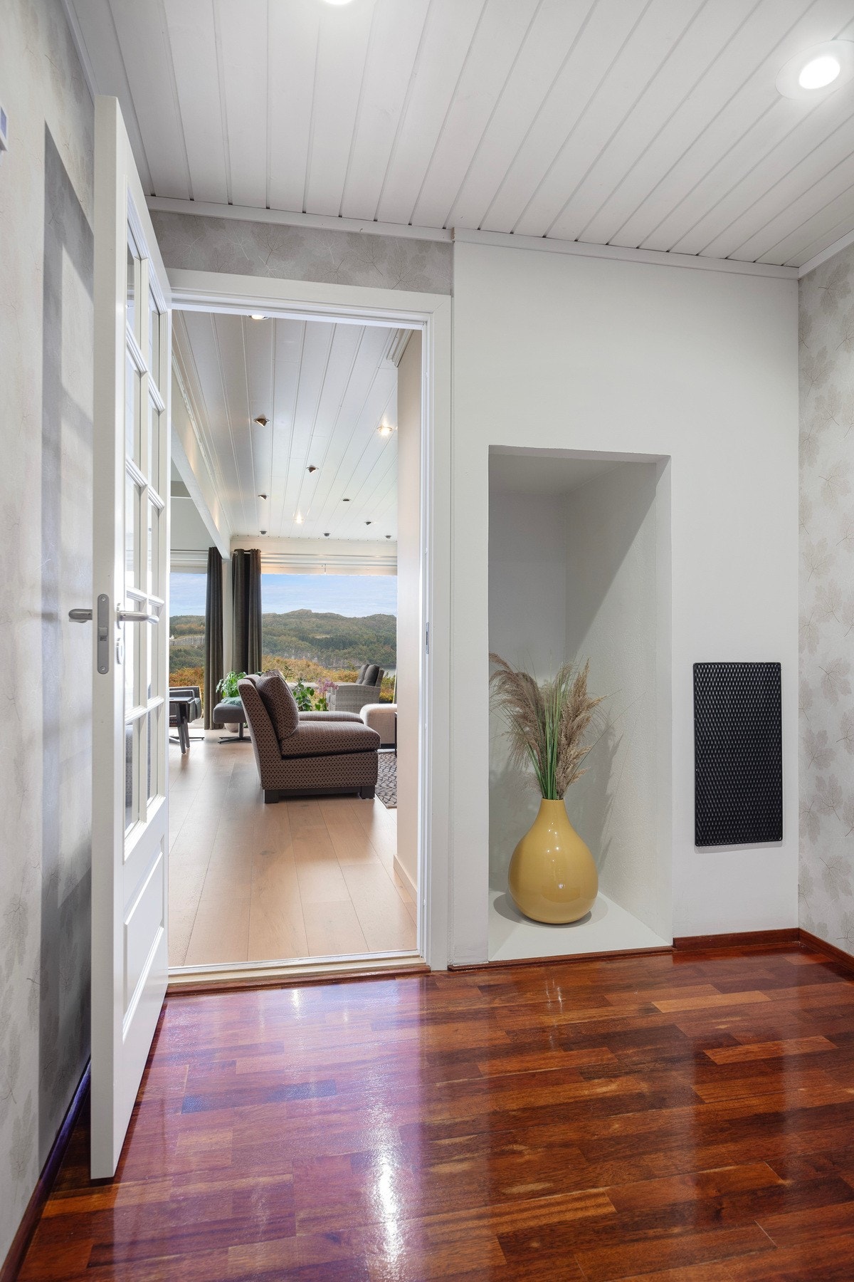 Oppvarmingskildene i huset er panelovner, varmepumpe og vedfyring. Galleribilde