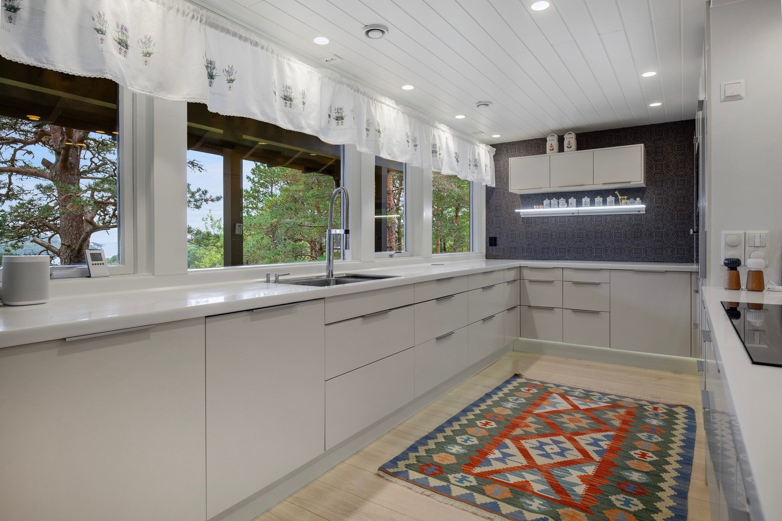 Integrert platetopp, stekeovn, kaffemaskin, oppvaskmaskin og kjøl/fryseskap. Galleribilde