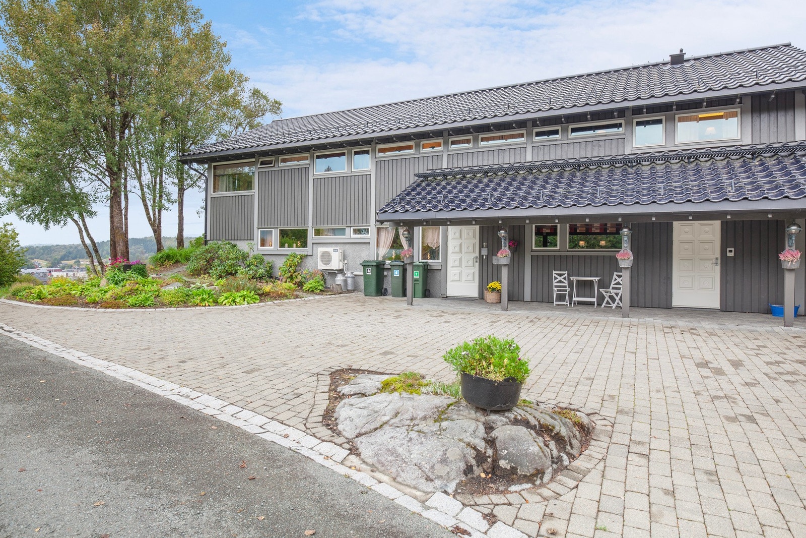 En svært innholdsrikt enebolig som går over 3 plan. Galleribilde