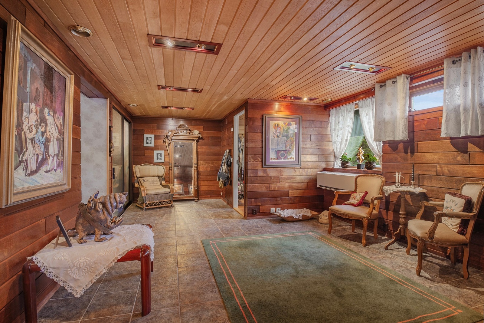 Panel av merbau på vegger og himling. Varmekabler i gulv. Galleribilde