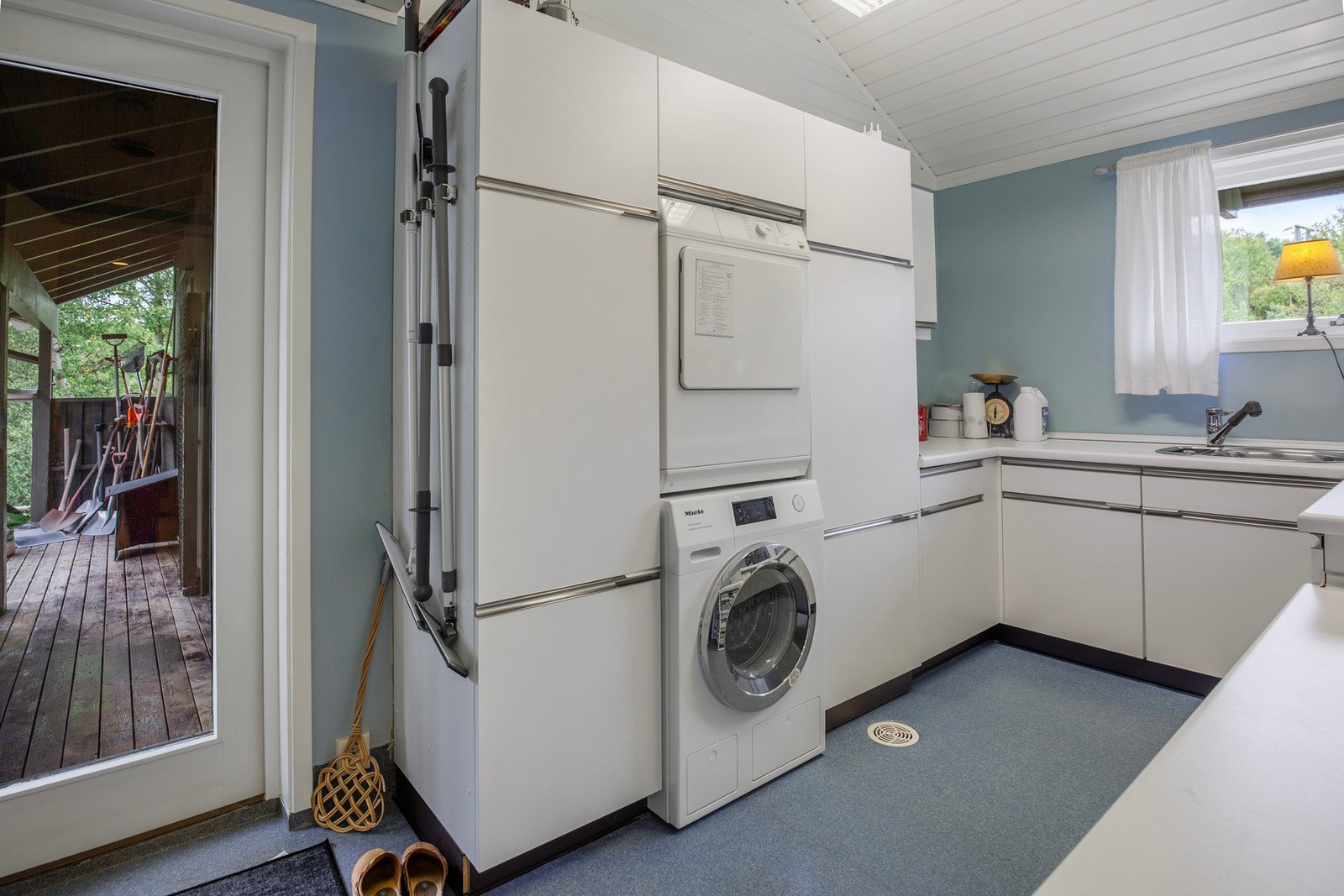 Praktisk vaskerom i tilknytting av kjøkkenet. Galleribilde