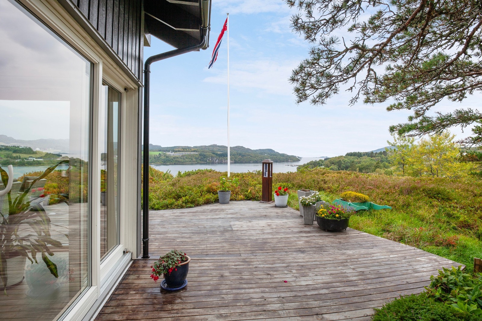 Fra stuen er det direkte utgang til terrassen. Galleribilde