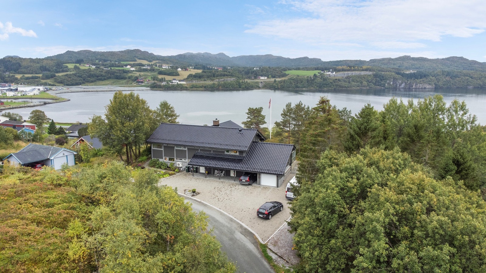 Eiendommen ligger med gangavstand til sentrum av Botngård. Galleribilde