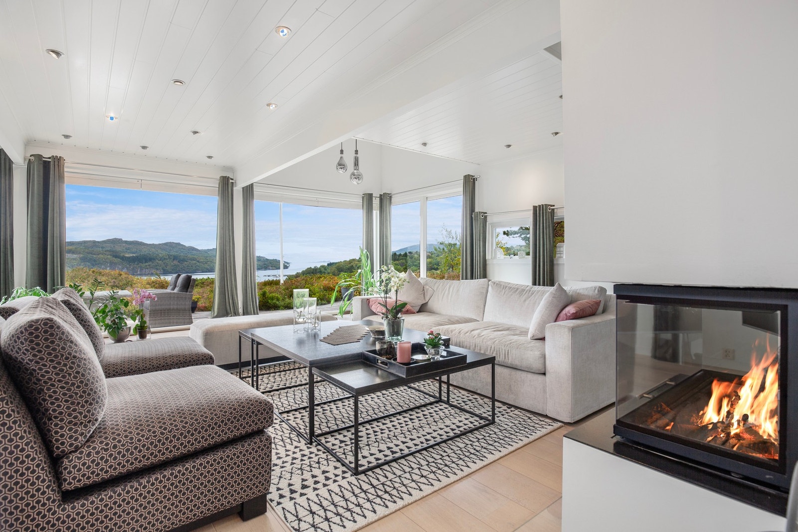 Ikke den dummeste plassen å slå seg ned med noe godt i glasset. Boligens beliggenhet må sies å være en av de aller beste på Bjugn. Galleribilde