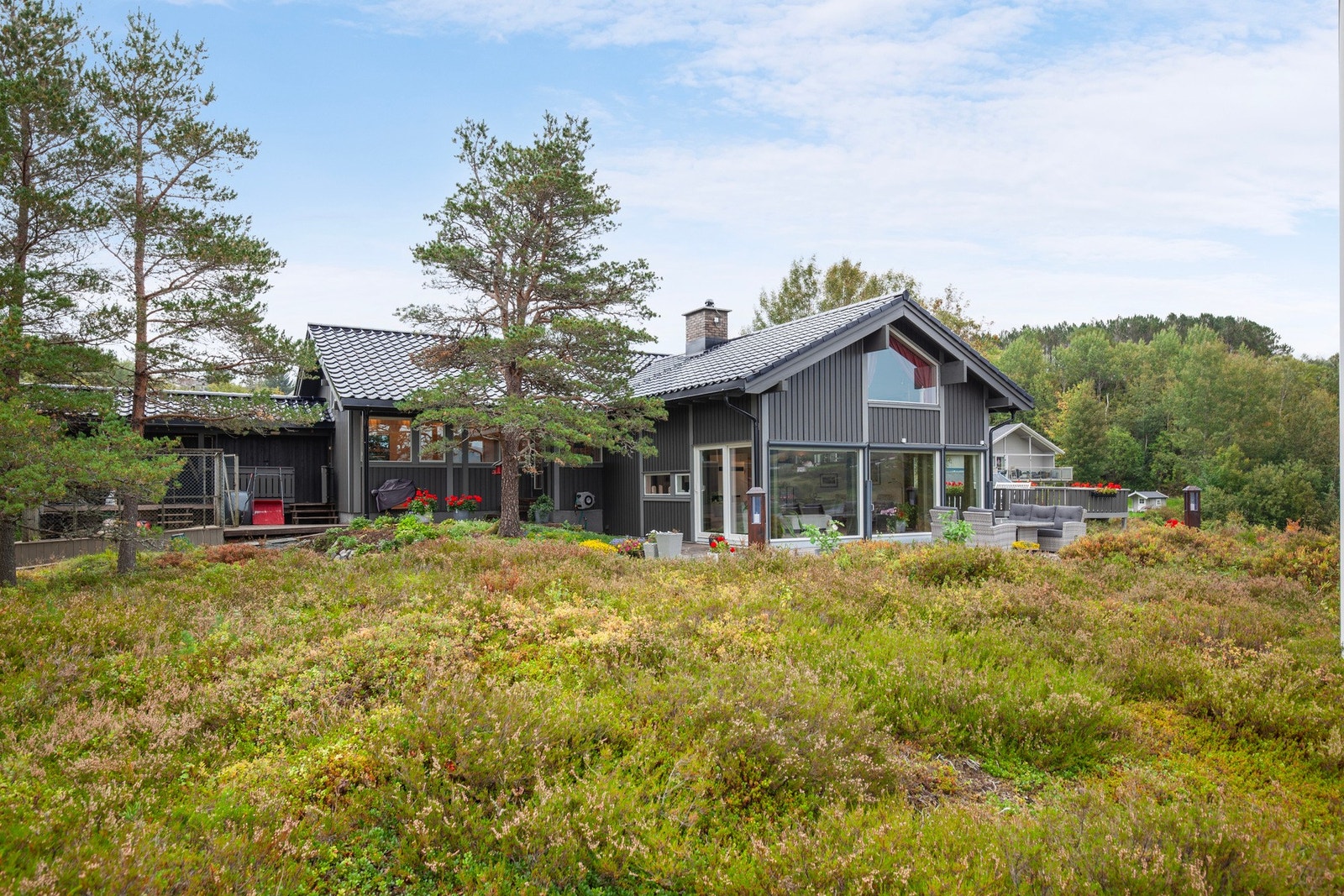 Eiendommen er på ca. 2625m² og har flere flotte grøntarealer både voksne og barn kan boltre seg på. Galleribilde