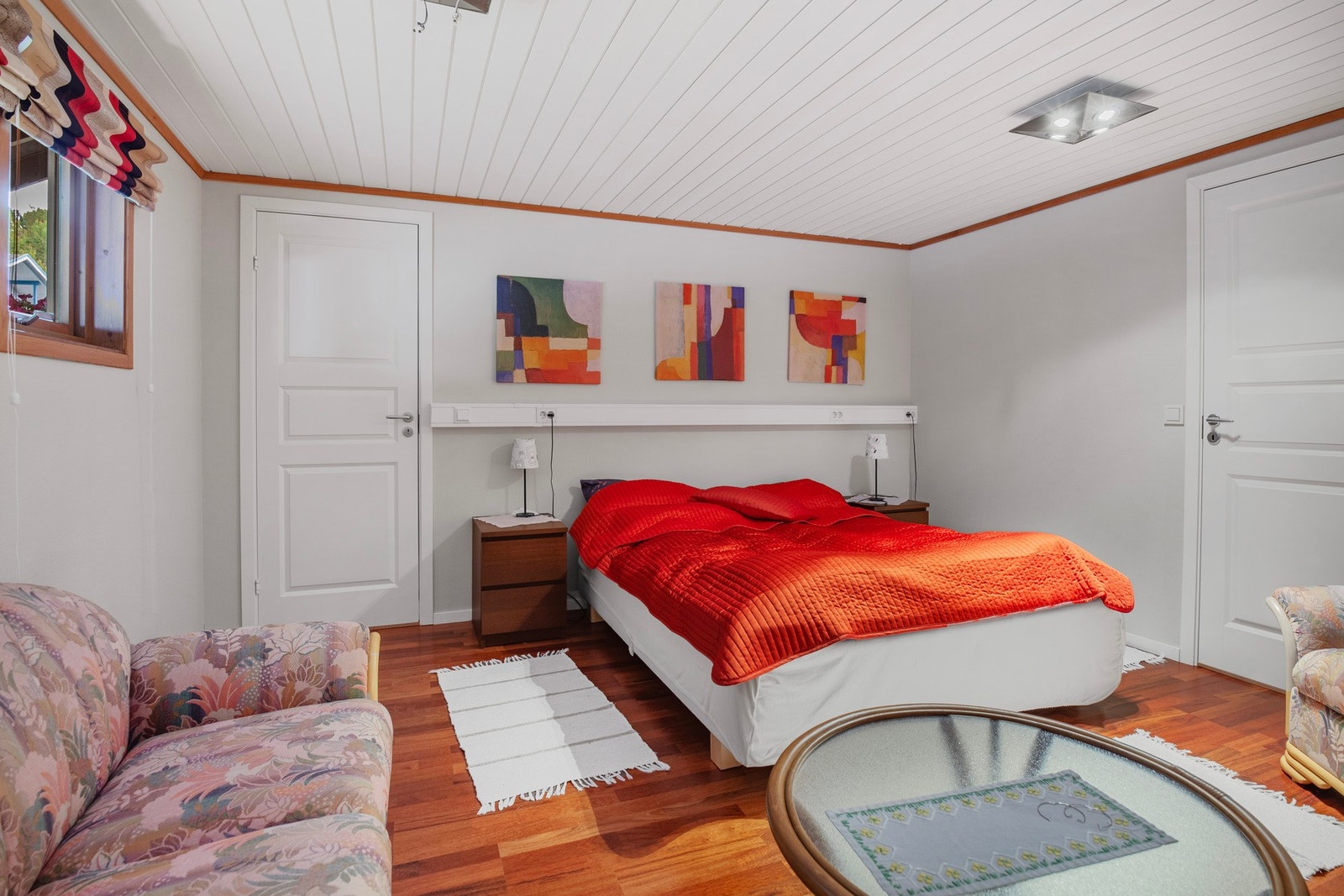 God plass til dobbeltseng, nattbord og garderobeløsninger. Galleribilde