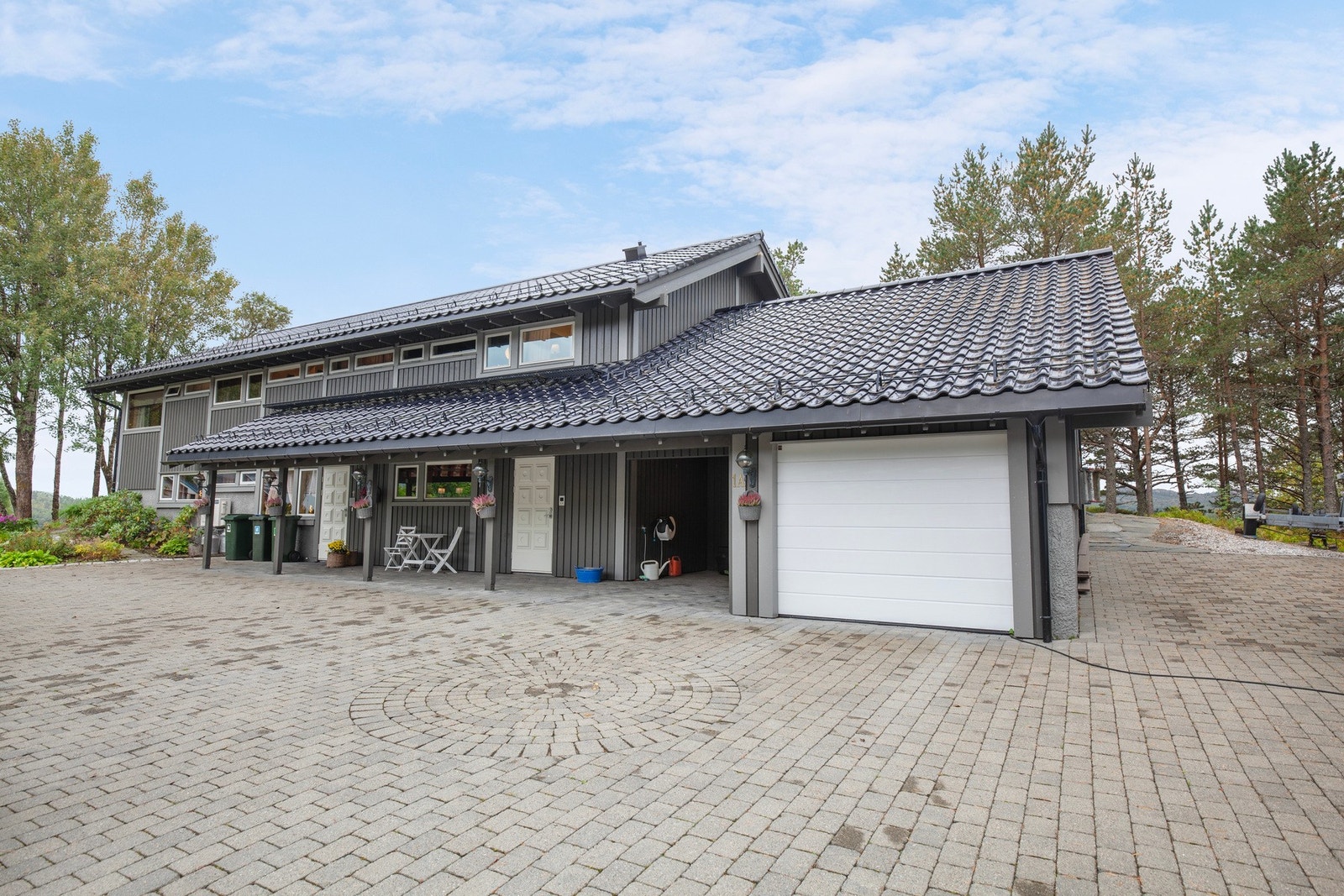 Gårdsplassen er av den størrelsen at det er plass til mange biler. Galleribilde