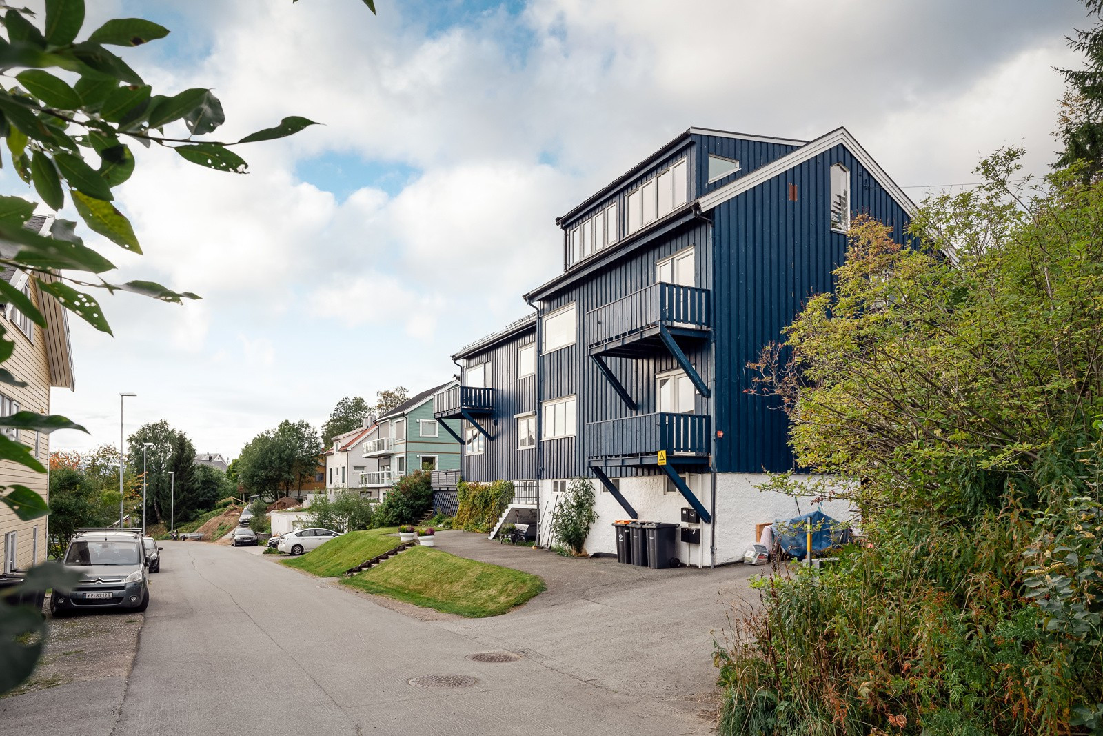 Eiendommen ligger i et rolig og lite trafikkbelastet boligstrøk.