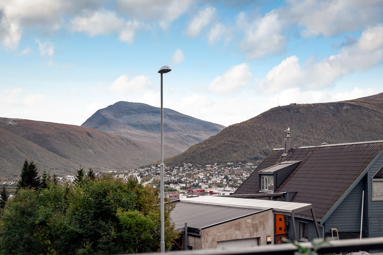 Utsikt mot Ishavskatedralen, Fjellheisen og Tromsdalstinden.