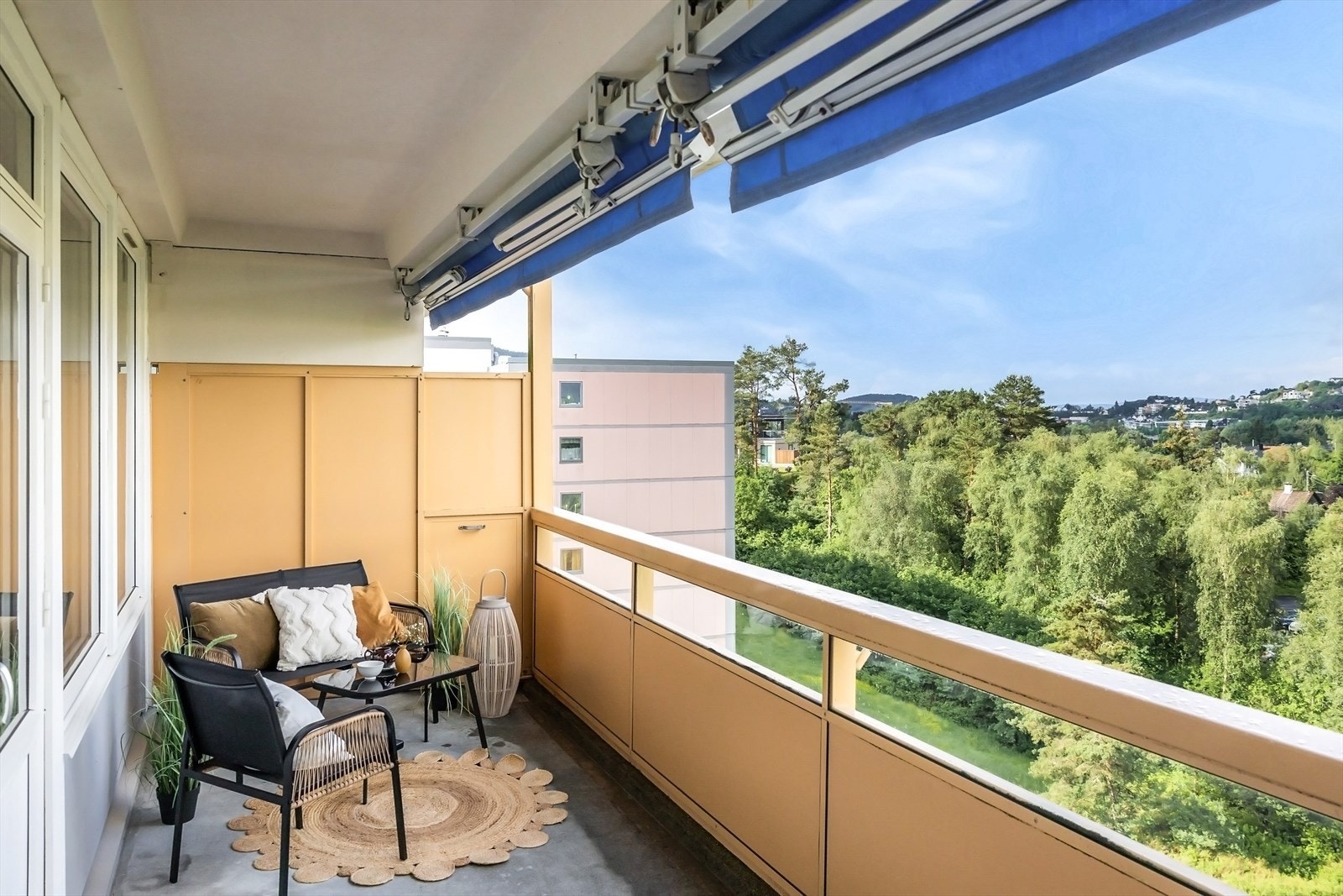 Ut fra stuen kommer man ut til en vestvendt balkong på 14 m² Galleribilde