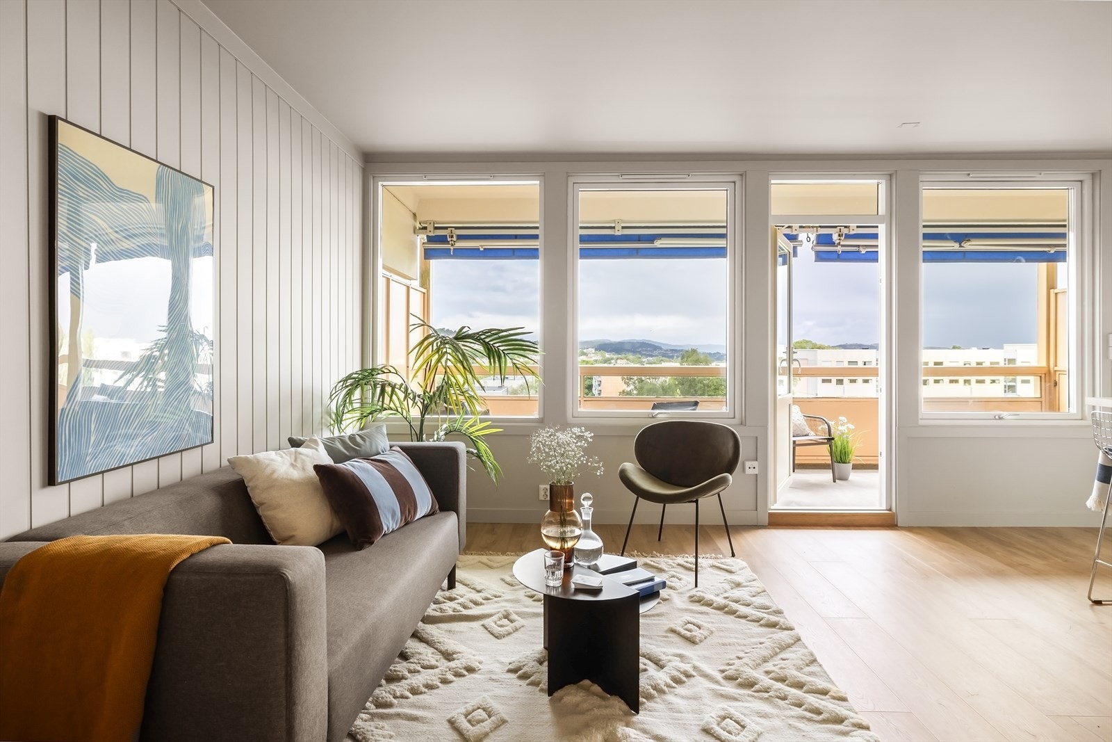 Videre mot stuen har man god plass til å ha sofa og stuebord. Galleribilde