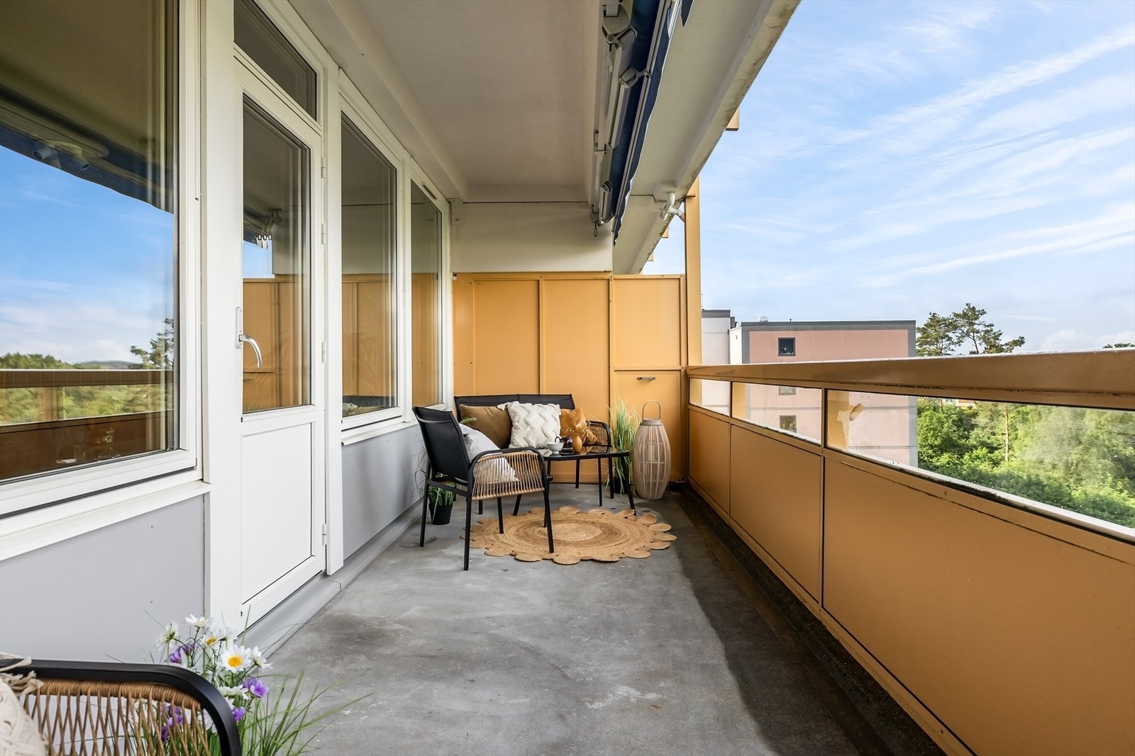 Leiligheten ligger solrikt til, og man kan sitte usjenert på balkongen. Galleribilde