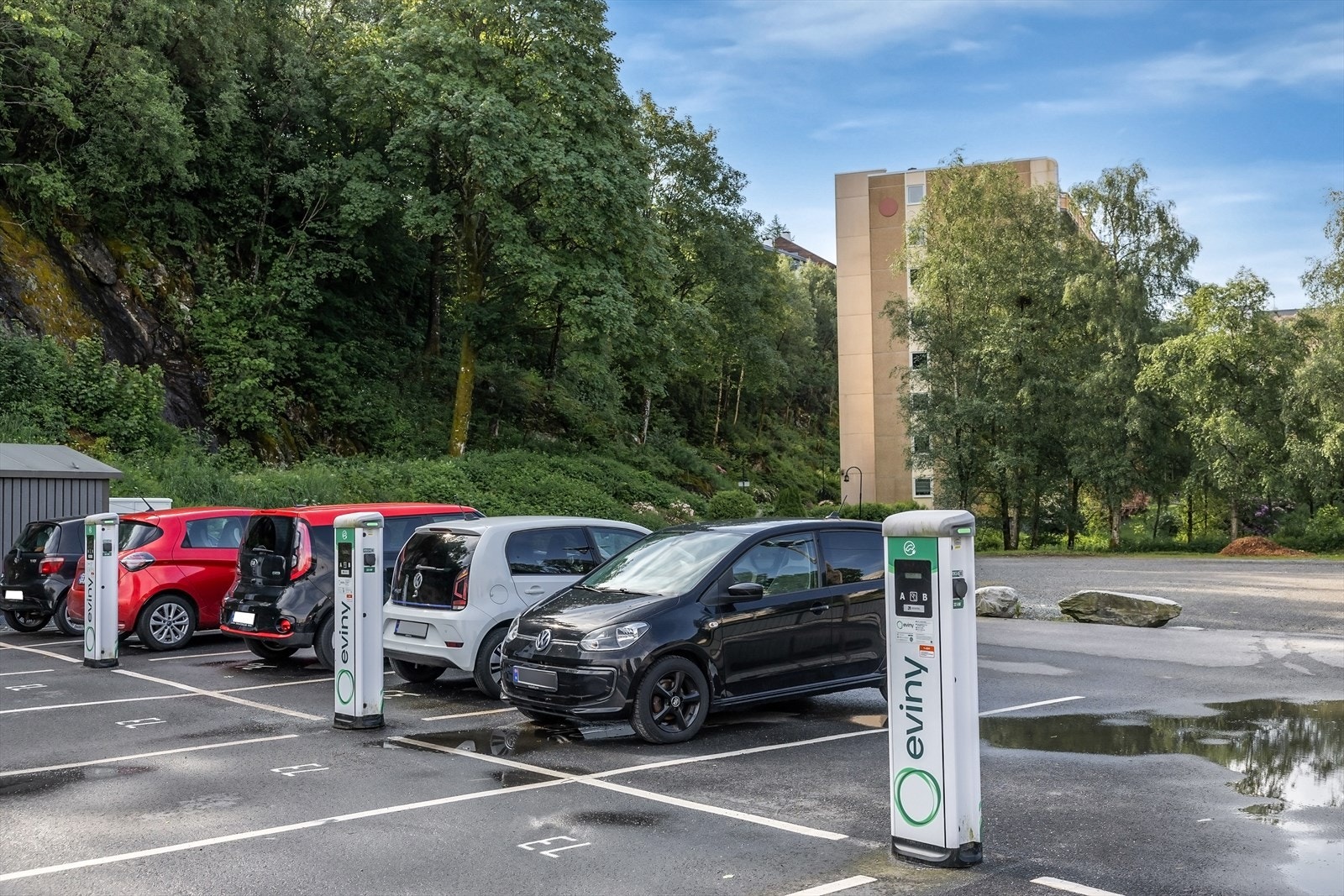 Borettslaget har 128 utendørs parkeringsplasser, som man kan sette seg på venteliste for å få leie. Galleribilde