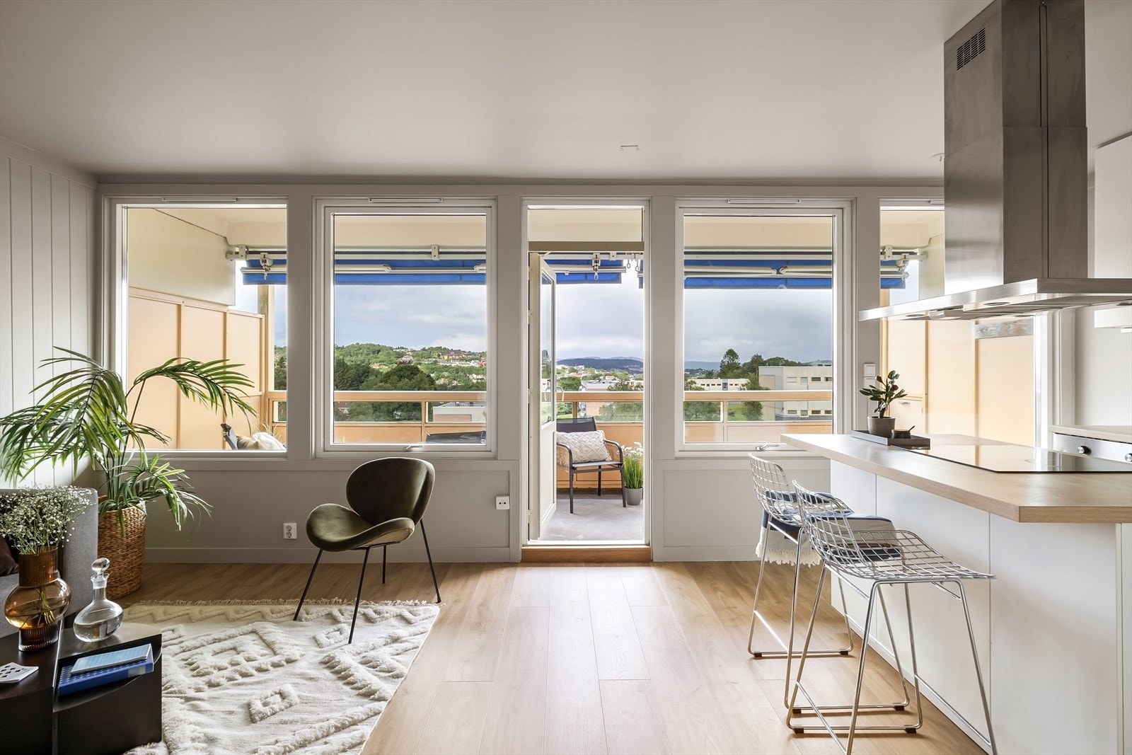 Alle vinduer i bygget er skiftet i nyere tid, og fra stuen har man nydelig utsikt mot Nordås og Nordåsvannet. Galleribilde