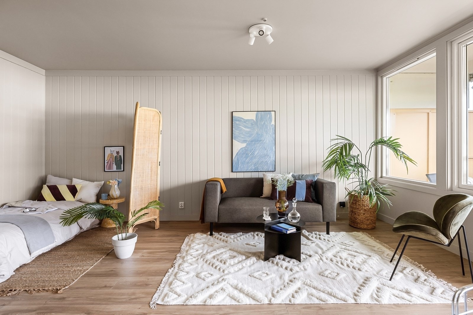 I stuen er det god plass til å sette opp en lettvegg slik at man kan lage en sovealkove Galleribilde