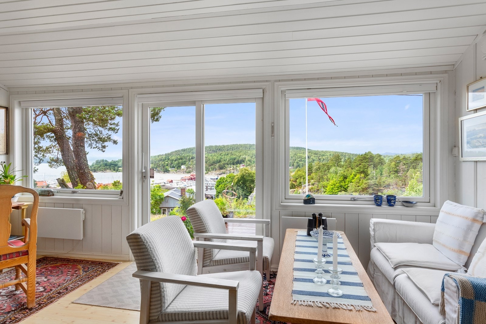 Fra stuen er det utgang til terrasse. Galleribilde