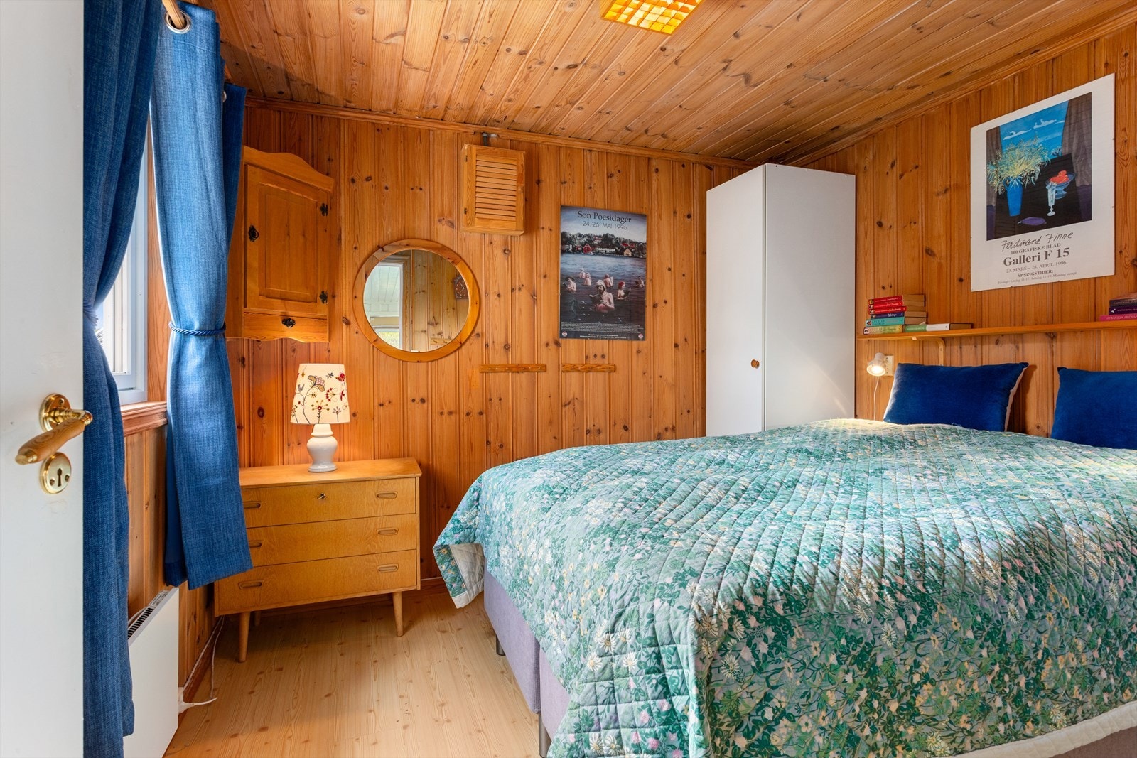 Soverom (1) har god plass til dobbeltseng, kommode og garderobeskap. Galleribilde