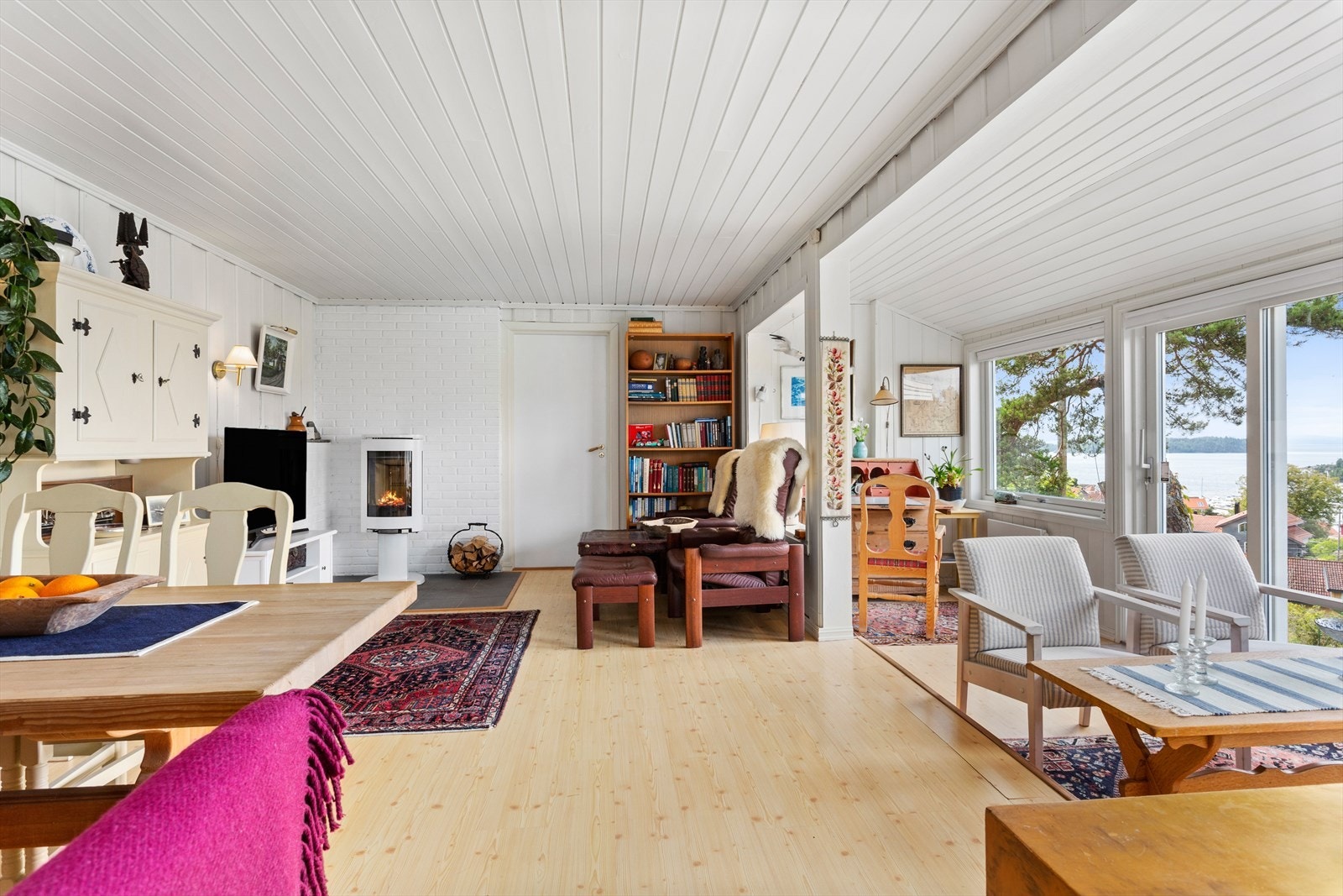 Lys og luftig stue har plass til flere sittegrupper. Galleribilde