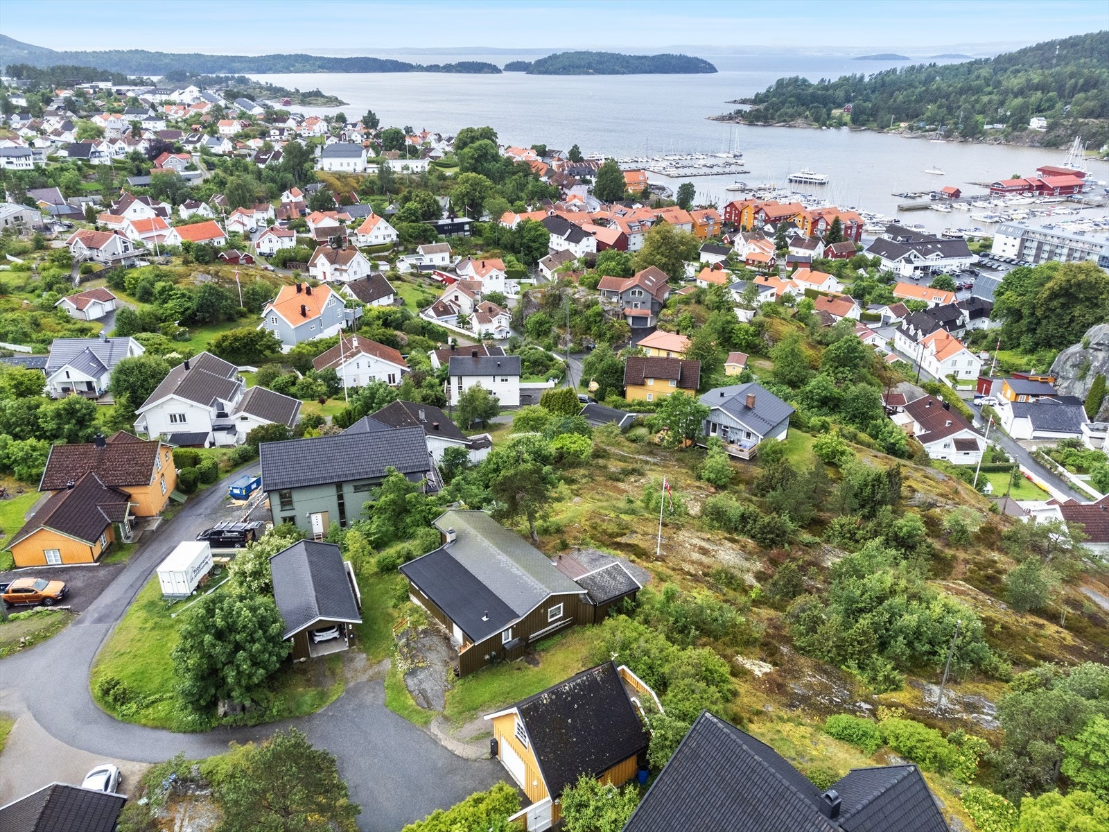 Fra eiendommen er det kort vei til flotte turområder i skogen eller langs kyststien. Galleribilde